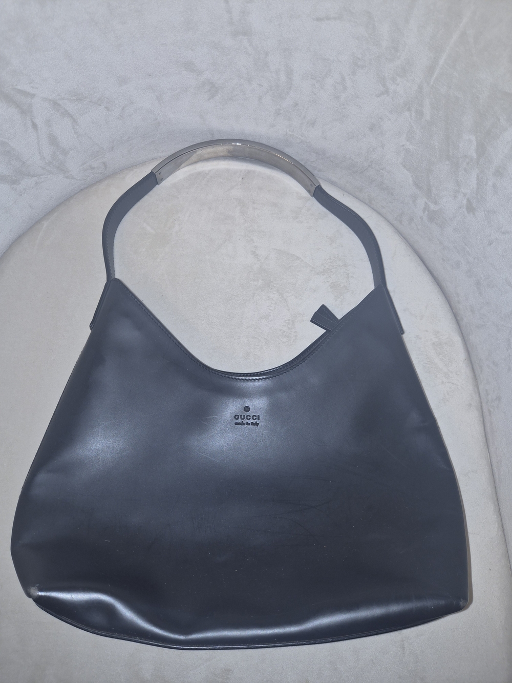 VINTAGE - Gucci Black Leather Shoulder Hobo Bag with Silver Metal Accent - Picture 6 of 16